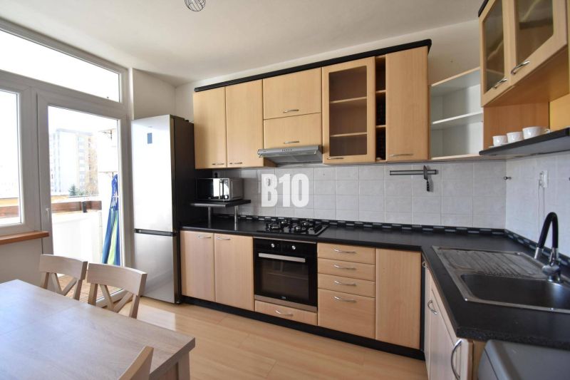 Küche in einer Wohnung mit 5 oder mehr Zimmern mit Holzboden und Geräten.