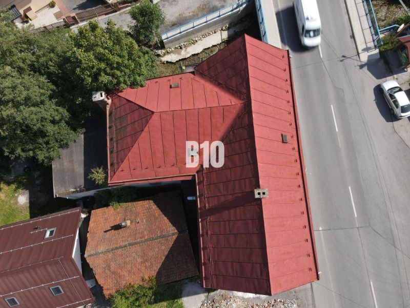 Das Dach des Gebäudes in Belá und die Straße mit Autos aus der Vogelperspektive.
