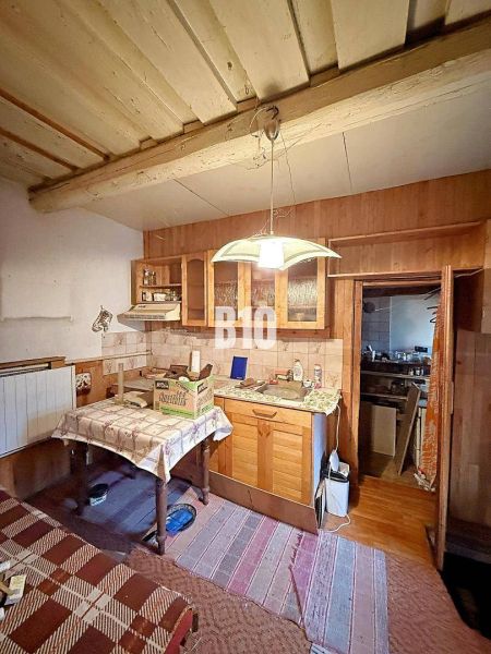Innenraum eines Einfamilienhauses mit Küche, Esstisch und Holzelementen.