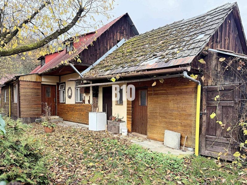 Ein Einfamilienhaus in Kotešová mit traditioneller Architektur und Herbstlaub im Hof.