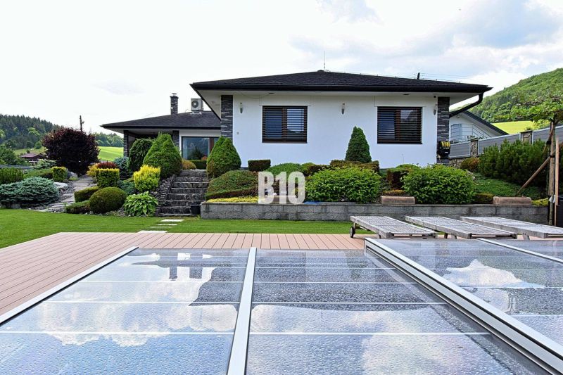 Villa in Súľov-Hradná mit Pool, Terrasse und gepflegtem Garten.
