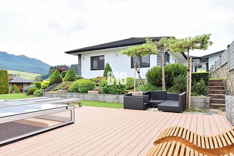 Eine Villa in Súľov-Hradná mit Terrasse, Garten und Pool in malerischer Umgebung.