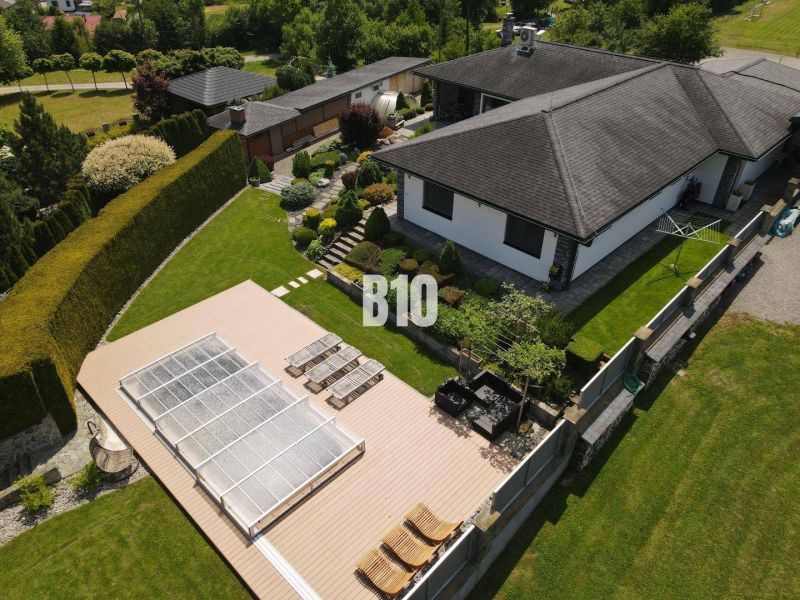 In Súľov-Hradná gibt es eine Villa mit einem Pool auf der Terrasse und einem gepflegten Garten.