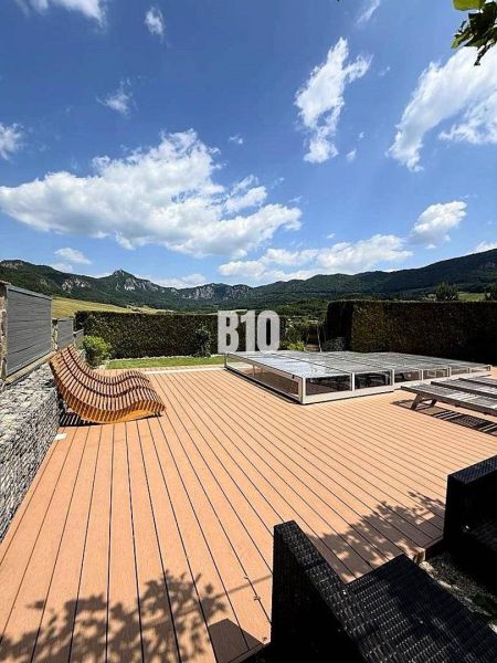 Villa in Súľov-Hradná mit Terrasse, Panoramablick auf die umliegende Natur und Berge.