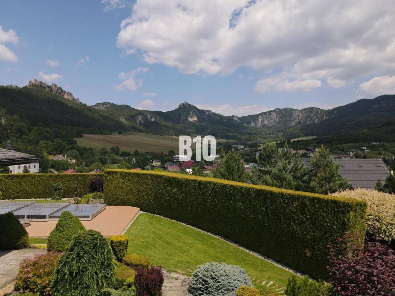 Der Blick von der Villa in Súľov-Hradná auf die hügelige Landschaft und das Grün im Garten.
