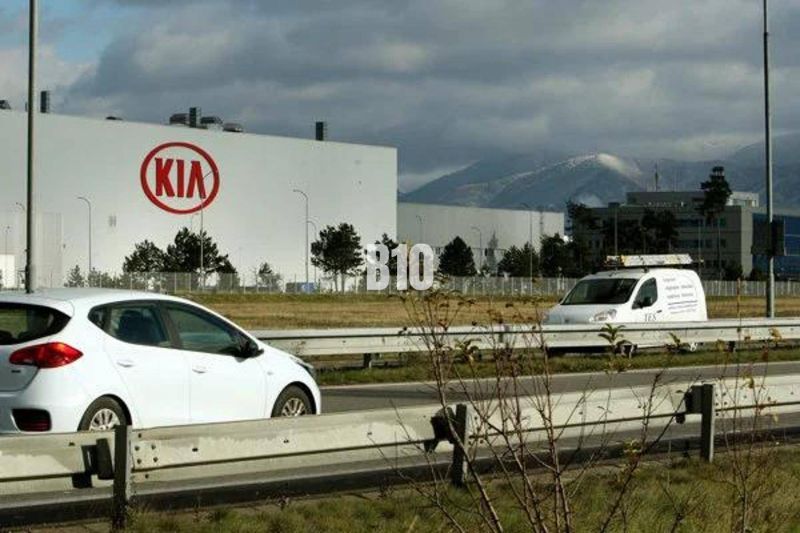 KIA Motors Werk in der Slowakei, Autos auf der Autobahn, Gewerbegrundstücke im Hintergrund.