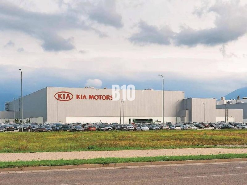Kia Motors Gebäude in Žilina, Gewerbegrundstücke mit geparkten Autos und Grünflächen.
