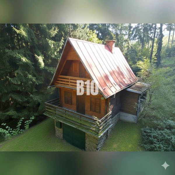 Eine Hütte in Kunerad, umgeben von Wald, mit Holzelementen und einem Steinfundament.