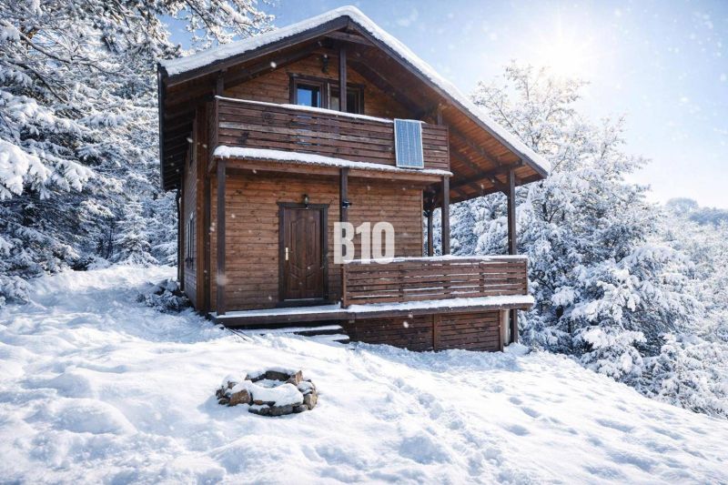 Eine verschneite Holzhütte in Bytča, umgeben von Wäldern.