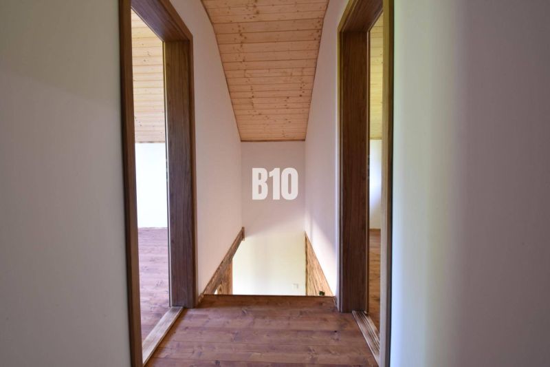 Holz-Dachboden mit Flur in der Hütte, mit natürlicher Decke und Boden.