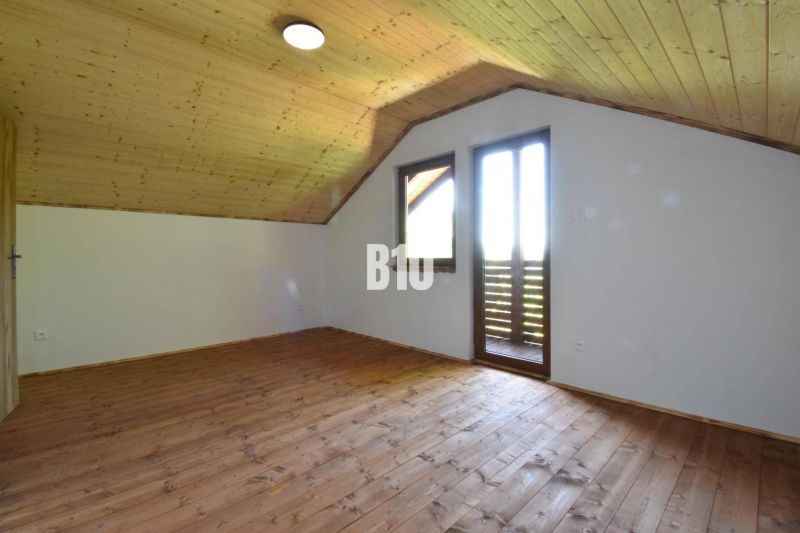 Dachzimmer mit Holzverkleidung und Holzboden in der Hütte bei Bytča.