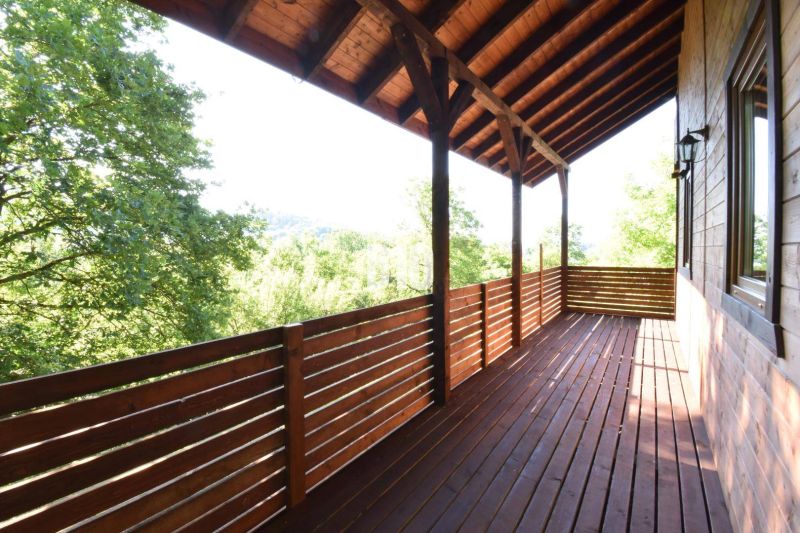 Holzterrasse der Hütte in Bytča mit Blick auf die umliegende Natur.