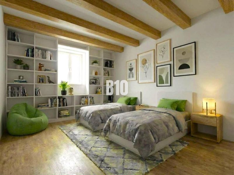 Schlafzimmer in einer Hütte mit dekorativen Holzwänden, Regalen und einem Boden mit Holzdekor.