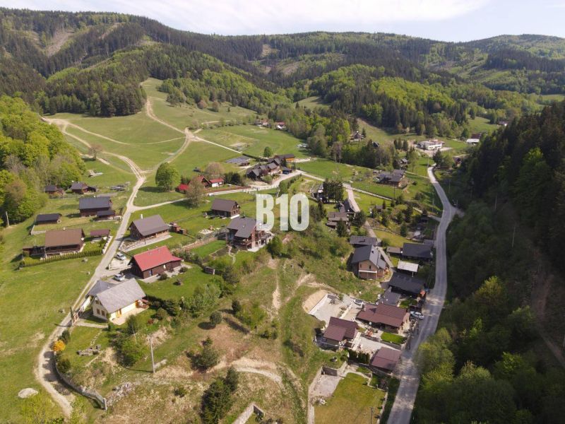 Ein Blick auf die Einfamilienhäuser in Horní Mariková, umgeben von Waldlandschaft und Wiesen.