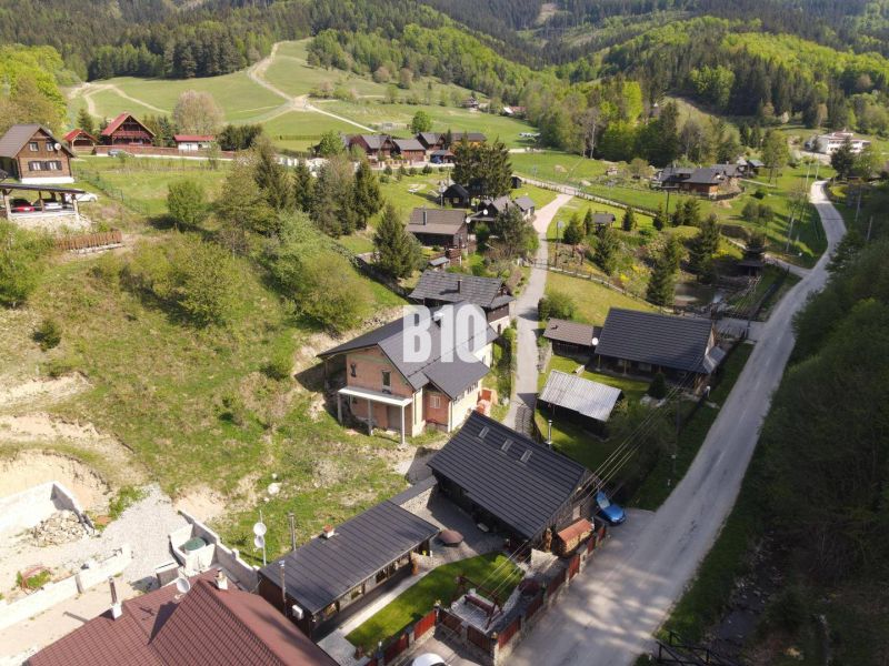 Ein Blick auf malerische Einfamilienhäuser in der Berglandschaft von Horná Mariková.