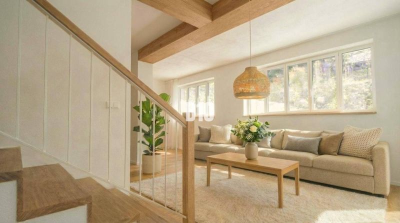 Das Innere der Hütte mit einem Sofa, einem Tisch, einer Pflanze und einem Boden mit Holzdekor.