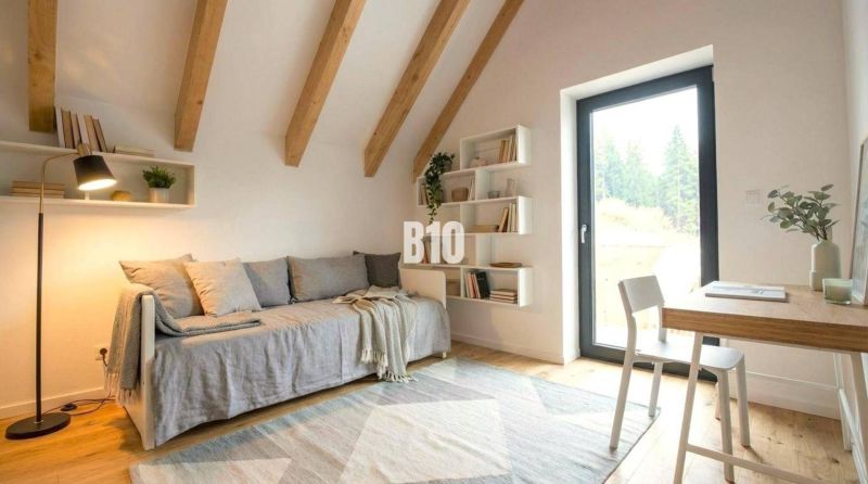 Helles Zimmer in einer Hütte mit Holzbalken, Sofa und Tisch auf einem Boden mit Holzdekor.