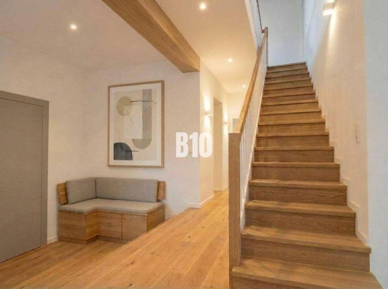 Innenraum einer Hütte mit Holzdekor, Treppe, Bank, Bild, neutrale Farben.