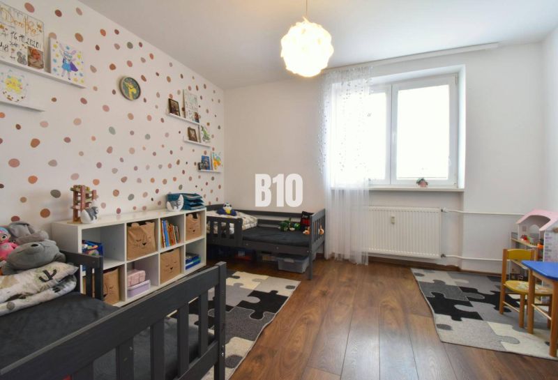 Kinderzimmer mit Holzboden in einer 3-Zimmer-Wohnung.