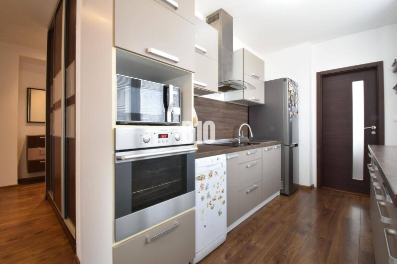 Küche in einer 3-Zimmer-Wohnung mit Holzboden und moderner Ausstattung.
