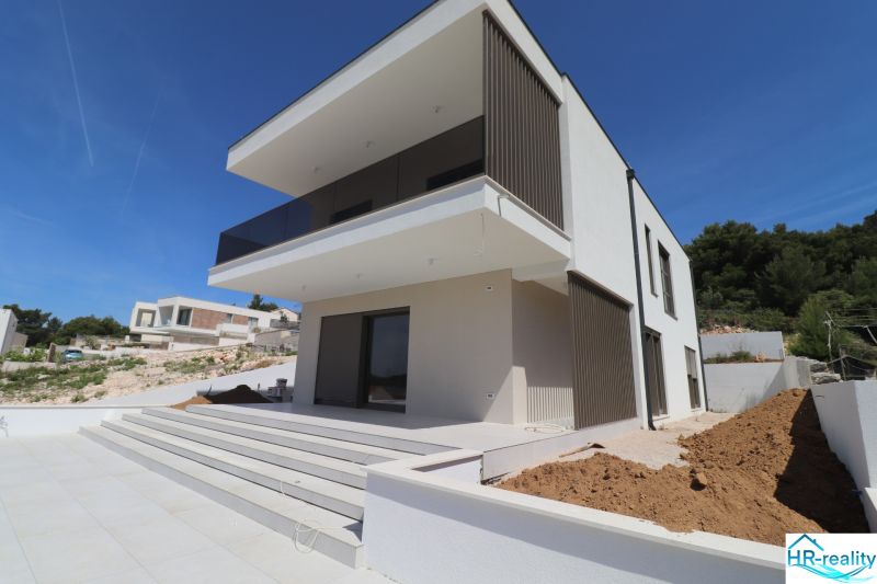 Villa in Žaborić mit geräumiger Terrasse und minimalistischem Design.