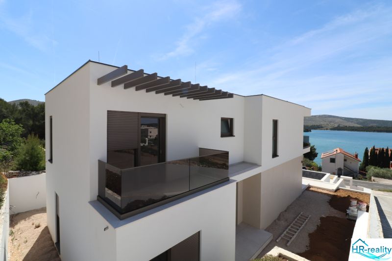 Villa in Žaborić mit Terrasse und Meerblick, moderne Architektur.