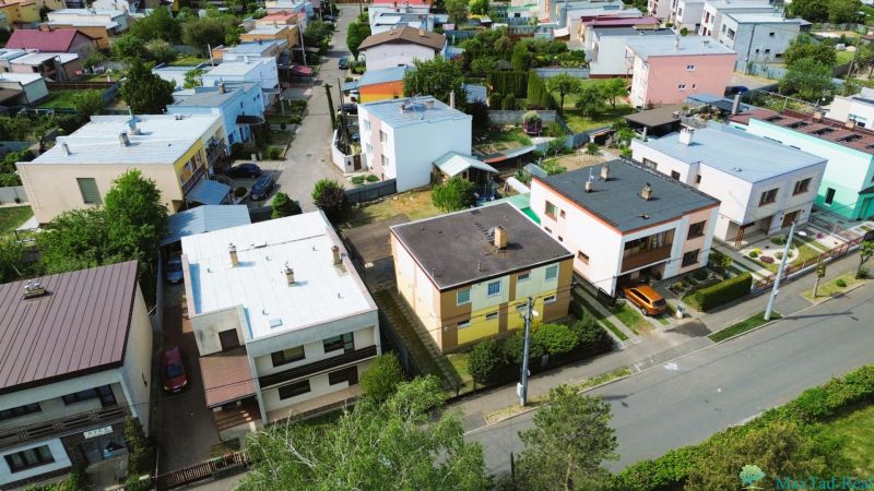 Einfamilienhäuser in der Straße Nabr. J. M. Hurbana in Michalovce, umgeben von Grünflächen und Gärten.
