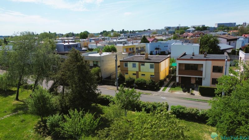 Ein Blick auf die Einfamilienhäuser an der Uferstraße J. M. Hurbana in Michalovce, umgeben von Grün.
