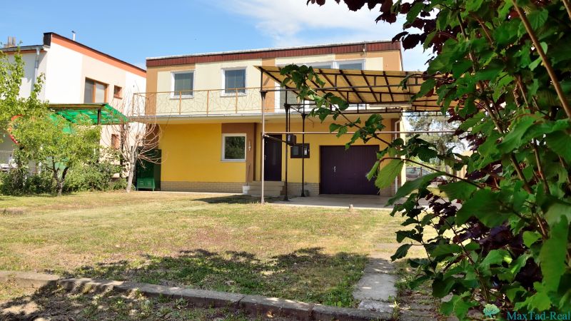 Gelbes Einfamilienhaus mit Garage und Terrasse in der Straße Nabr. J. M. Hurbana in Michalovce.