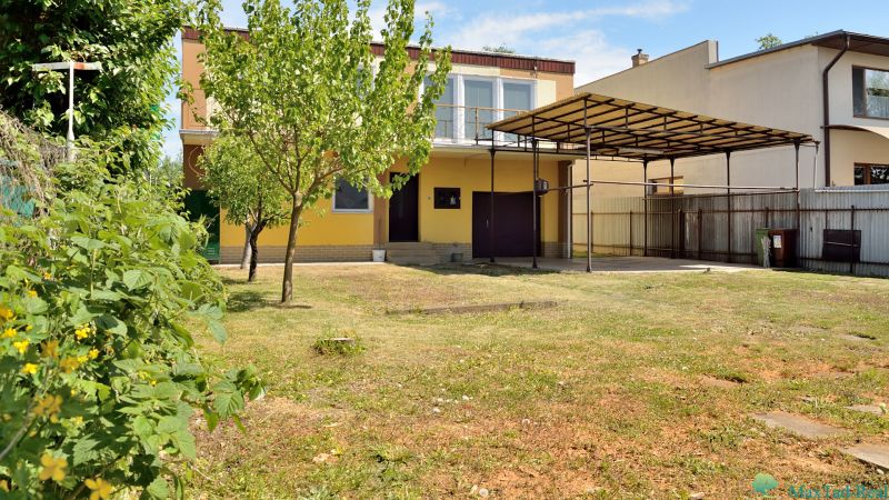 Einfamilienhaus in der Straße Nabr. J. M. Hurbana in Michalovce mit Rasen und Unterstand.
