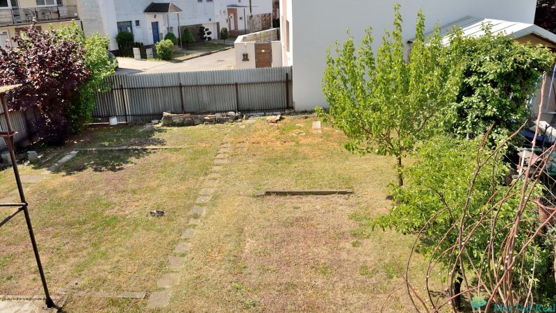 Garten hinter dem Einfamilienhaus mit Rasen und Bäumen in der Straße Nabr. J. M. Hurbana in Michalovce.