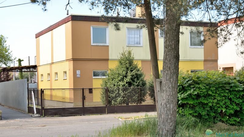 Das Einfamilienhaus an der Nabr. J. M. Hurbana in Michalovce, umgeben von Grün mit einem Zaun.