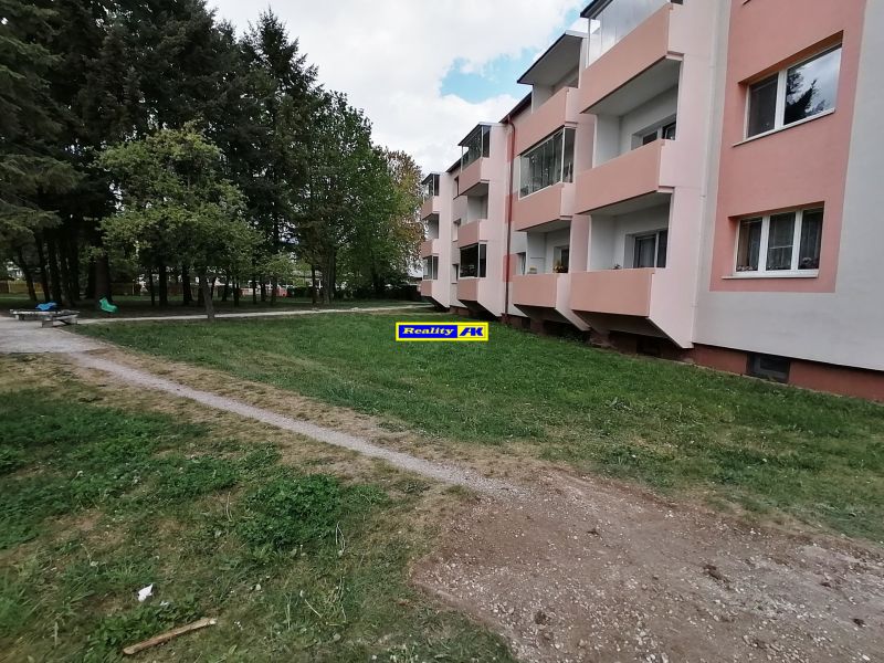 Ein Wohnhaus in der Záborského-Straße in Martin, umgeben von Grünflächen und Gehwegen.