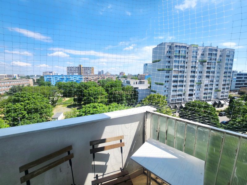 Blick vom Balkon auf Grünflächen, hohe Gebäude und klaren Himmel in Bratislava - Ružinov.