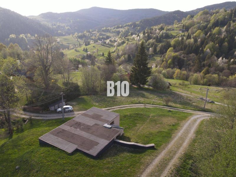 Eine Hütte in Zázrivá, umgeben von malerischer Natur und Bergpanorama.