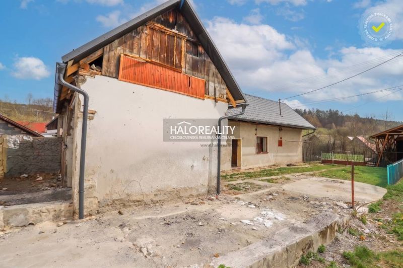 Ein Einfamilienhaus in Stupno, das renovierungsbedürftig ist, mit einem Hof und ländlicher Umgebung.