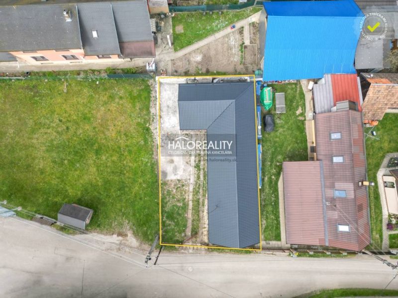 Luftaufnahme eines Einfamilienhauses in Stupno, umgeben von einem grasbewachsenen Grundstück und benachbarten Gebäuden.