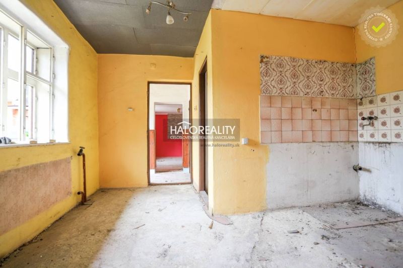 Verlassener Raum mit bunten Wänden und einem Fenster in einem Einfamilienhaus.