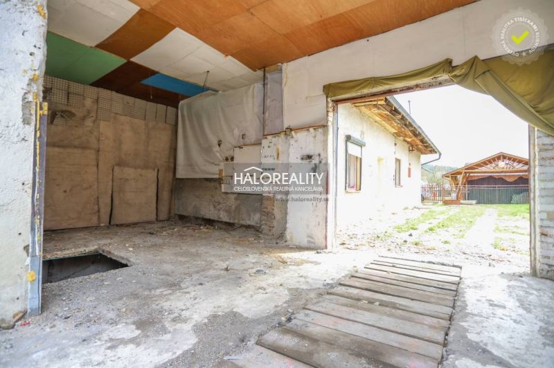 Ein Blick auf die Garage in einem Einfamilienhaus in Stupno mit einem provisorischen Holzboden.