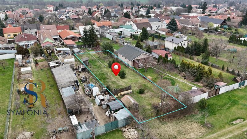 Luftaufnahme der Gärten in Budmerice in der Kaštielska-Straße mit markiertem Grundstück.