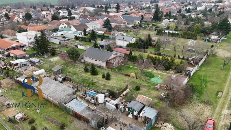 Luftaufnahme der Gärten in der Kaštielska-Straße in Budmerice mit Einfamilienhäusern.