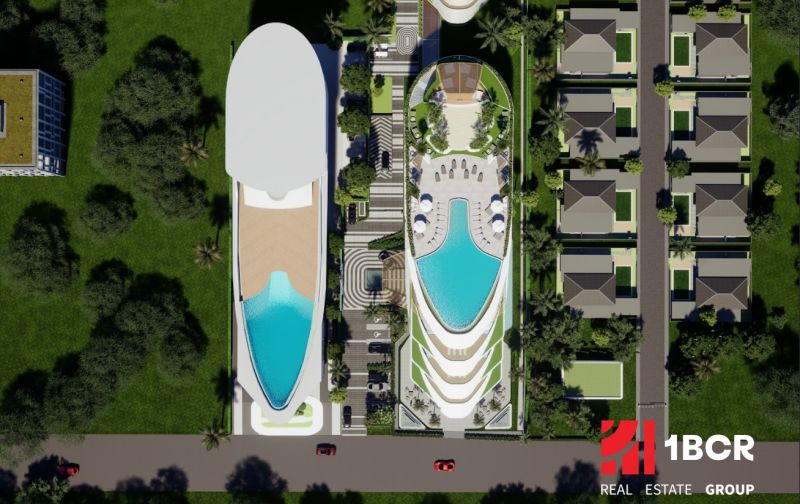Luftaufnahme des Wohnungsbaus in Phuket mit Pool und Villen.