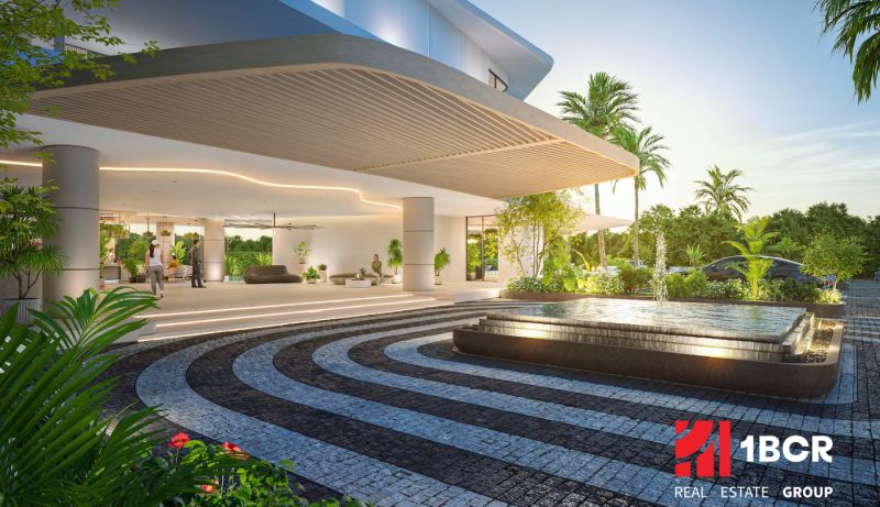 Architektonischer Eingang mit Garten und Brunnen. Der Wohnungsbau in Phuket bietet eine luxuriöse Umgebung.