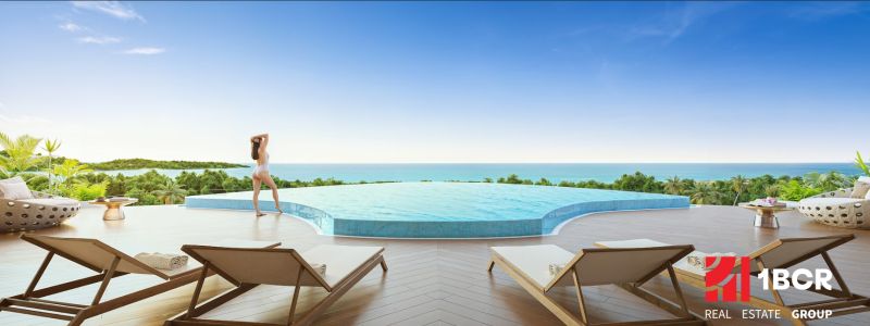 Pool mit Meerblick und Liegestühlen, Wohnungsbau in Phuket.