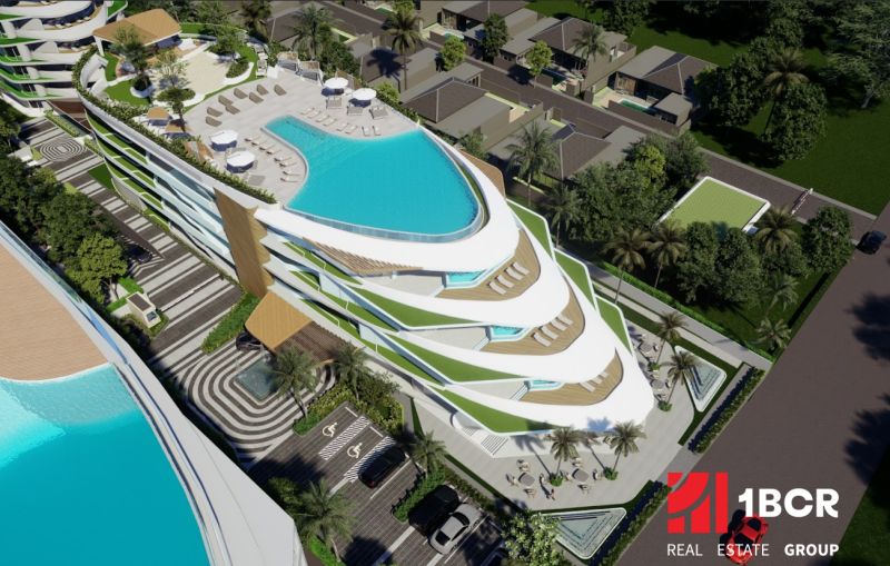 Wohnungsbau in Phuket mit Pools auf dem Dach und tropischem Grün.