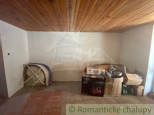 Suterra eines Einfamilienhauses mit einer Holzdecke und gelagerten Kisten.