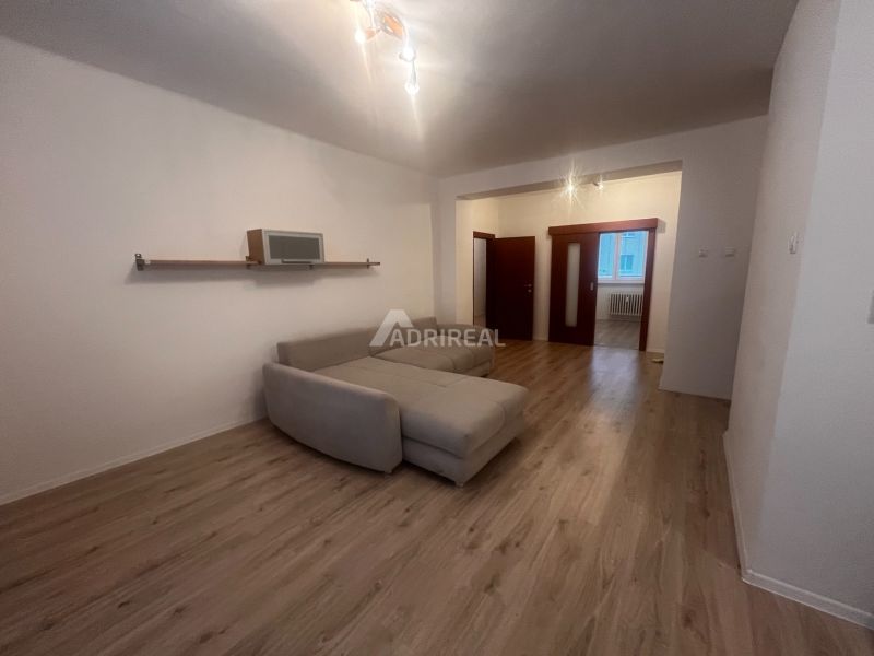 Wohnzimmer mit Sofa und Holzboden in einer 3-Zimmer-Wohnung.