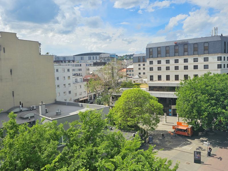 Blick auf die Poststraße in Bratislava - Altstadt mit Grünflächen und Gebäuden.