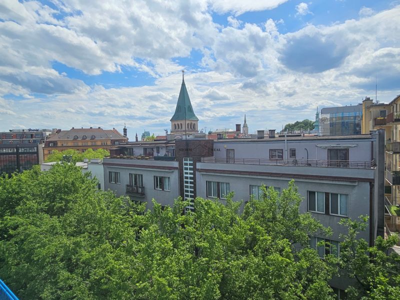 Ein Blick auf die historische Architektur und das Grün von der Poštová-Straße in Bratislava - Altstadt.
