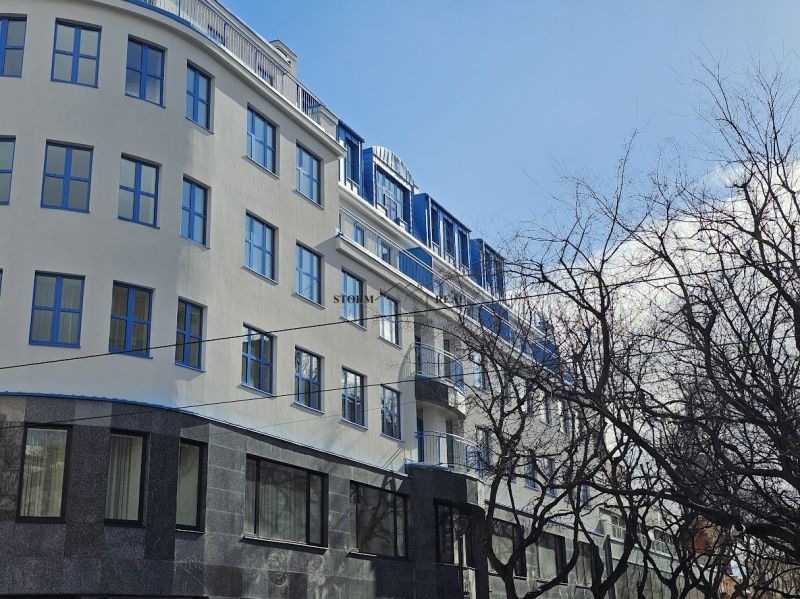 Ein Gebäude in Bratislava - Altstadt in der Poštová-Straße mit Bäumen im Vordergrund.